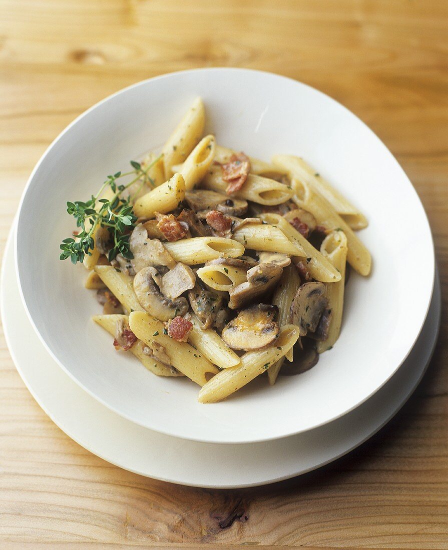 Penne mit Speckwürfeln und Champignonsauce