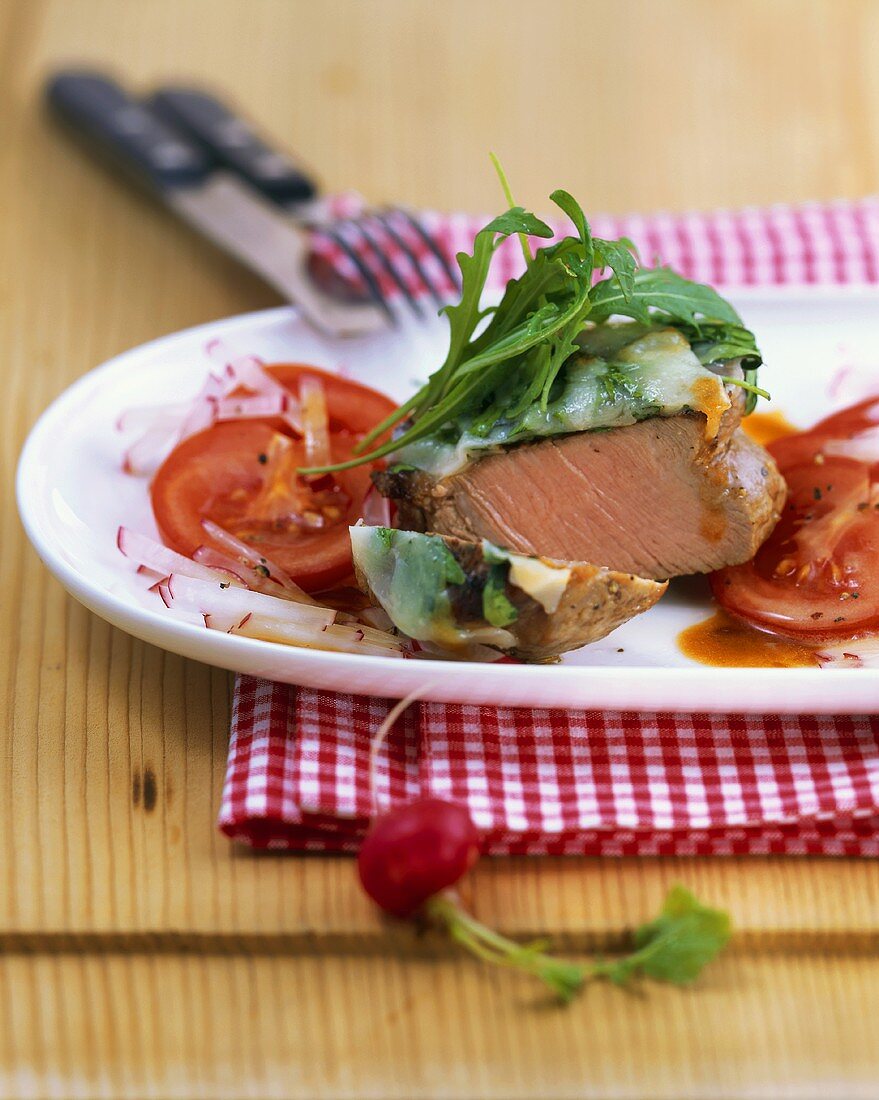 Kalbslendchen mit Rucolakruste und Tomaten-Radieschen-Salat