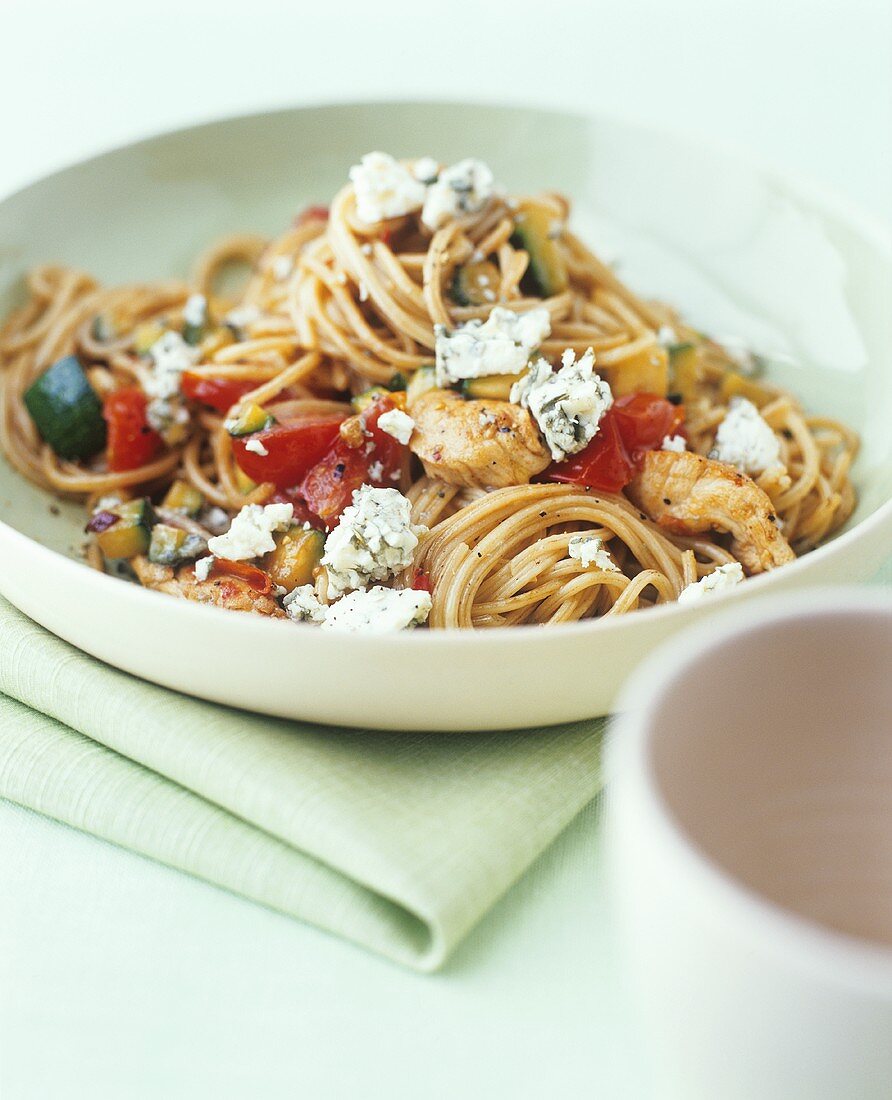 Spaghetti mit Gemüse, Hähnchenstreifen und Gorgonzola