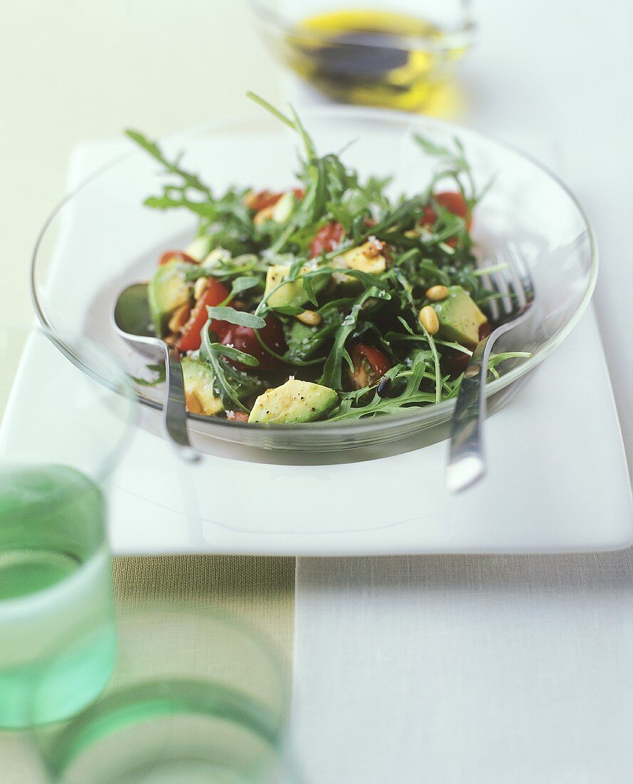 Rucolasalat mit Avocado, Tomaten und Pinienkernen