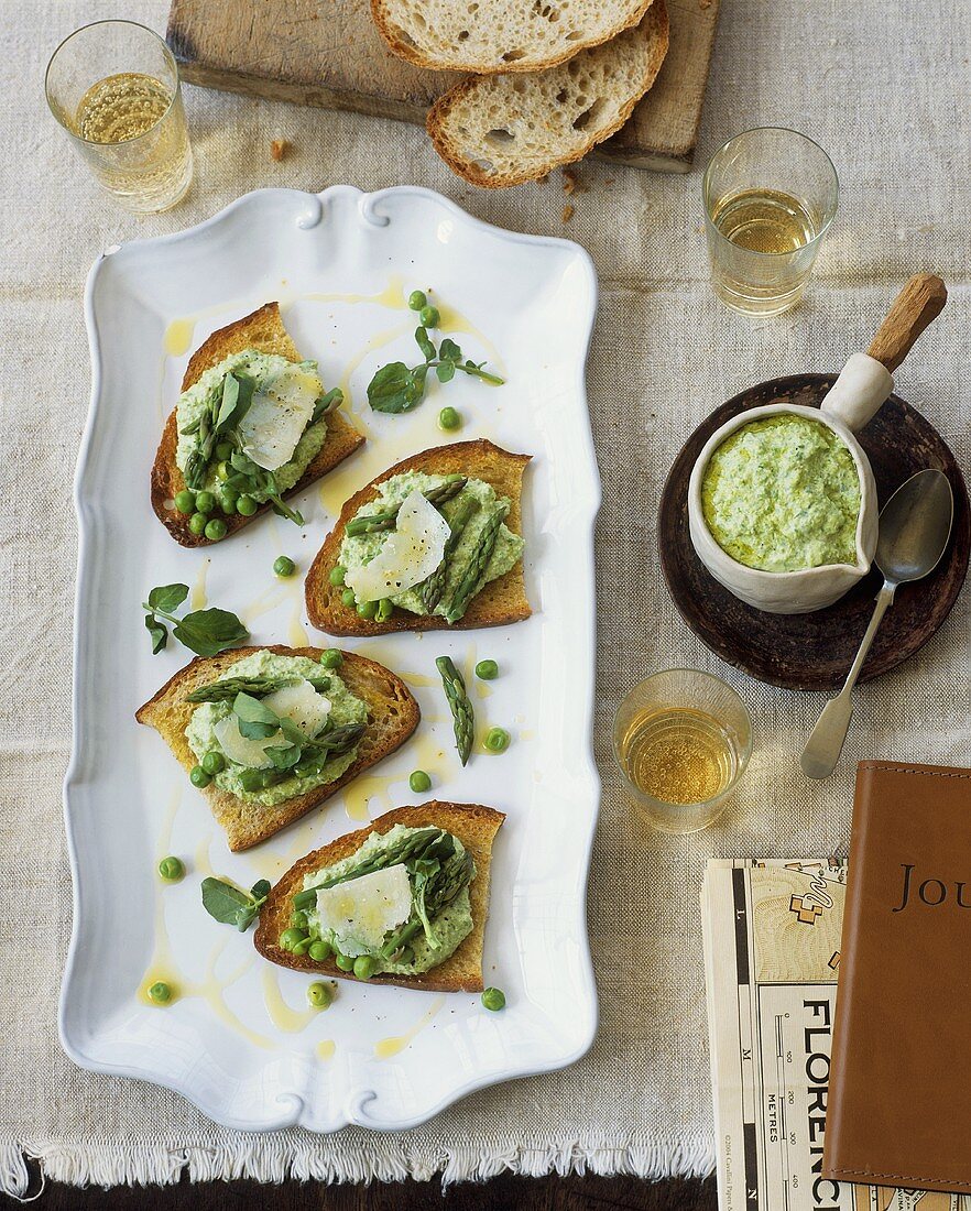 Crostini all'aretina (Röstbrote mit Erbsen-Spargel-Püree)