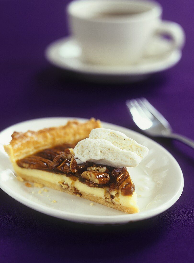 Vanille-Pecan-Pie mit Eis