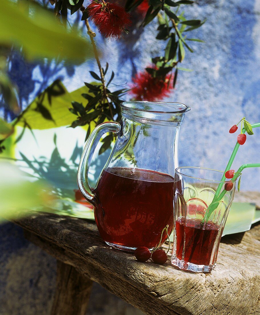 Kirschsaft im Glas und im Krug