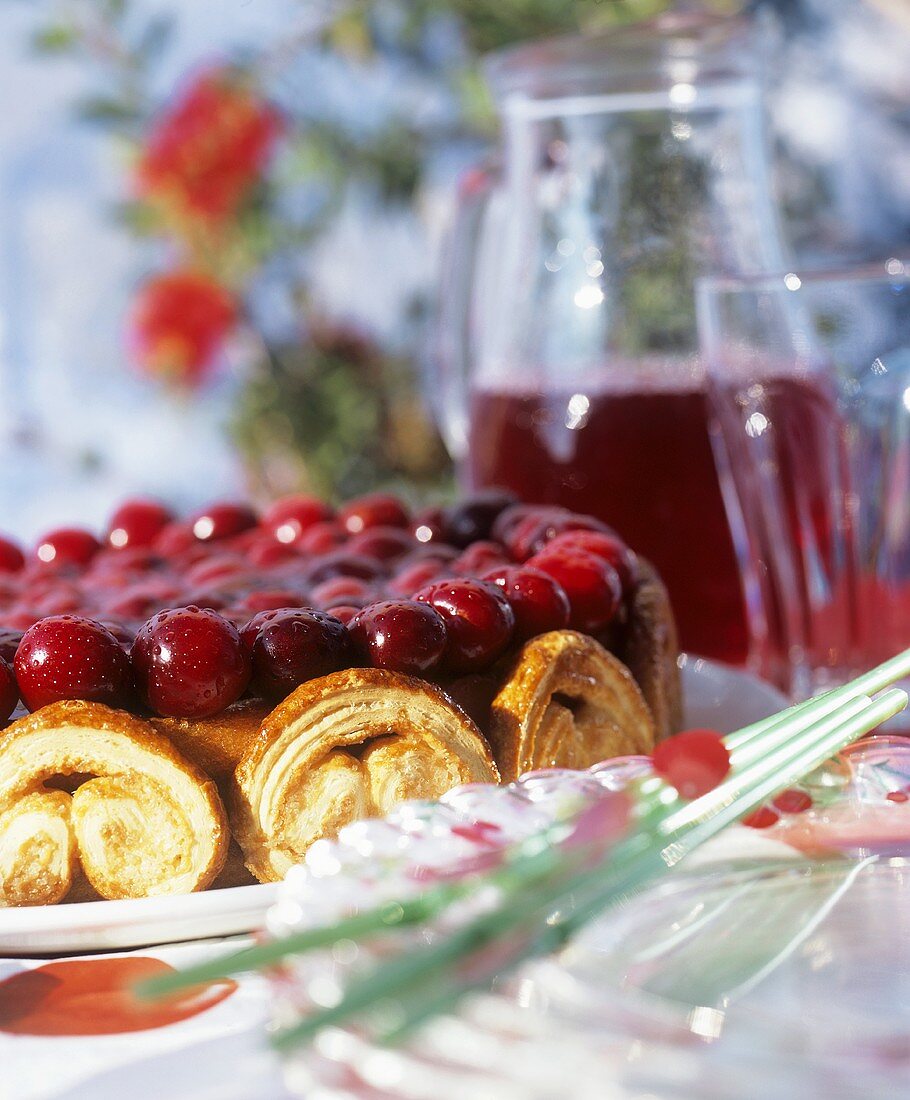 Kirschtorte mit Löffelbiskuits und Schweinsöhrchen