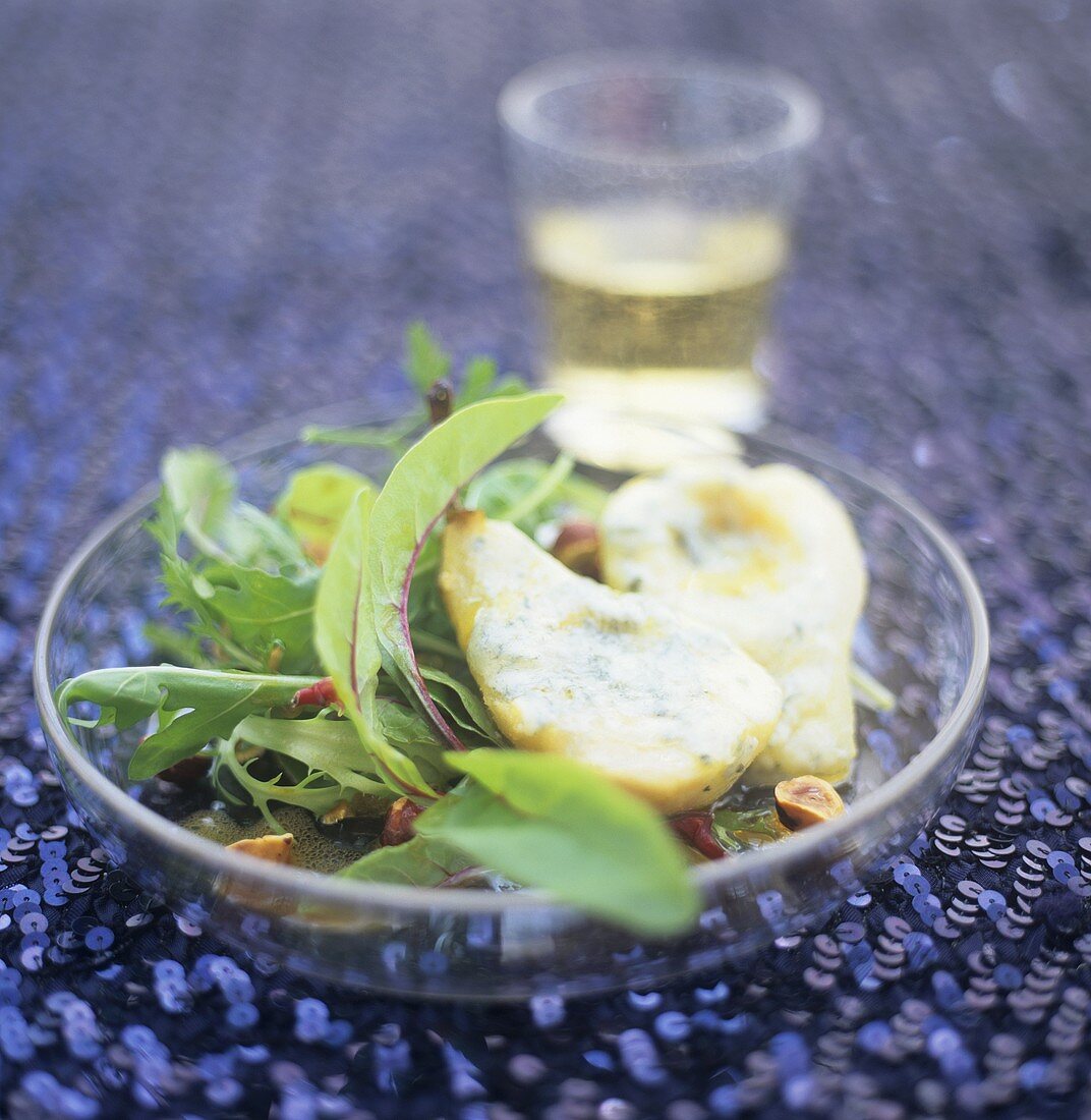 Mit Blauschimmelkäse überbackene Birne und Salat