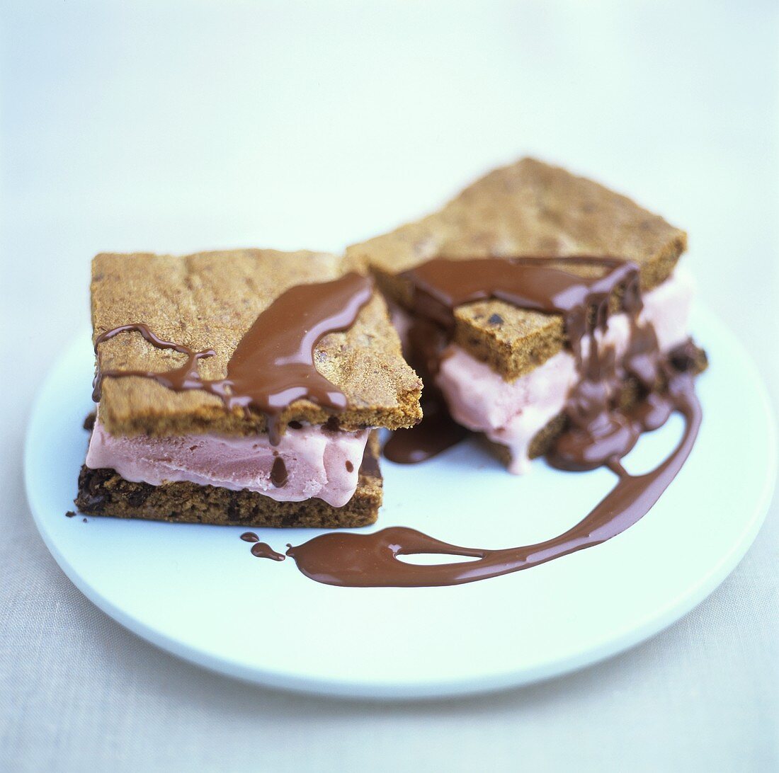 Strawberry ice cream sandwiches with chocolate sauce