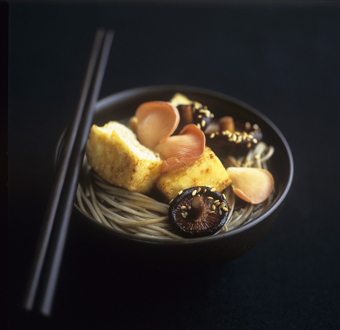 Asiatische Nudeln mit Tofu und Pilzen
