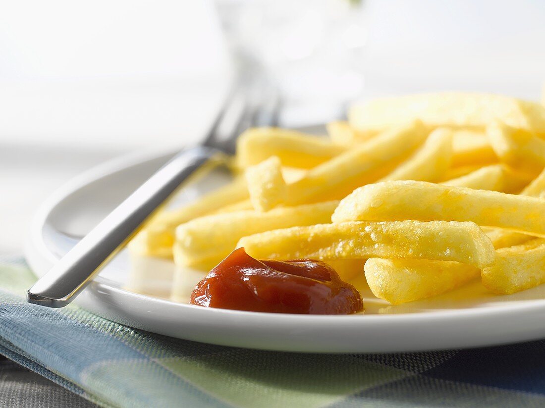 Pommes Frites mit Ketchup