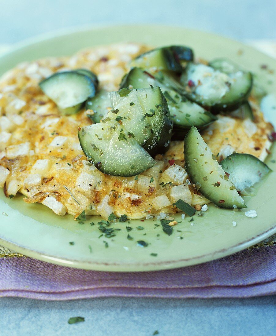 Sellerie-Quark-Tortilla mit Gurkenscheiben