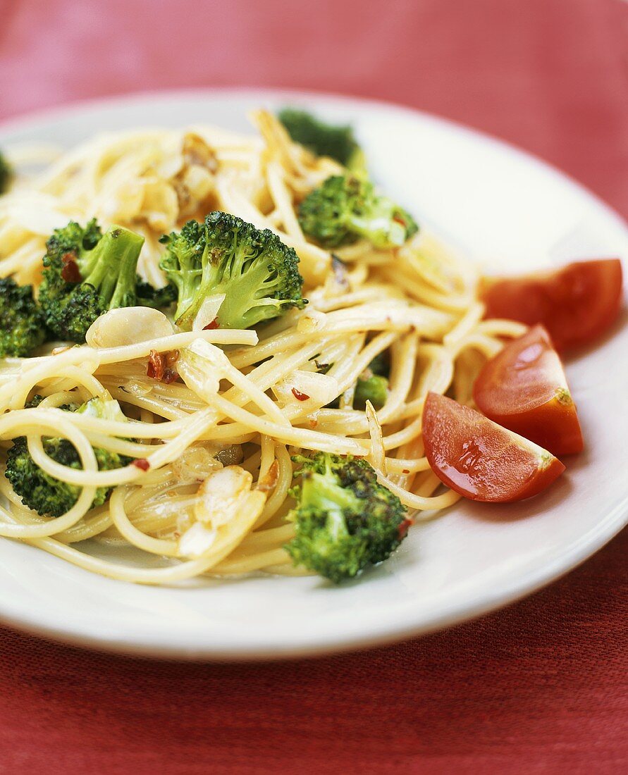 Spaghetti with broccoli cooked in wok