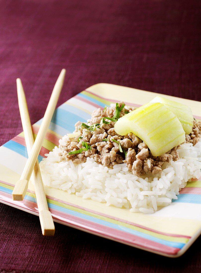 Hackfleisch mit Gurke auf Reis