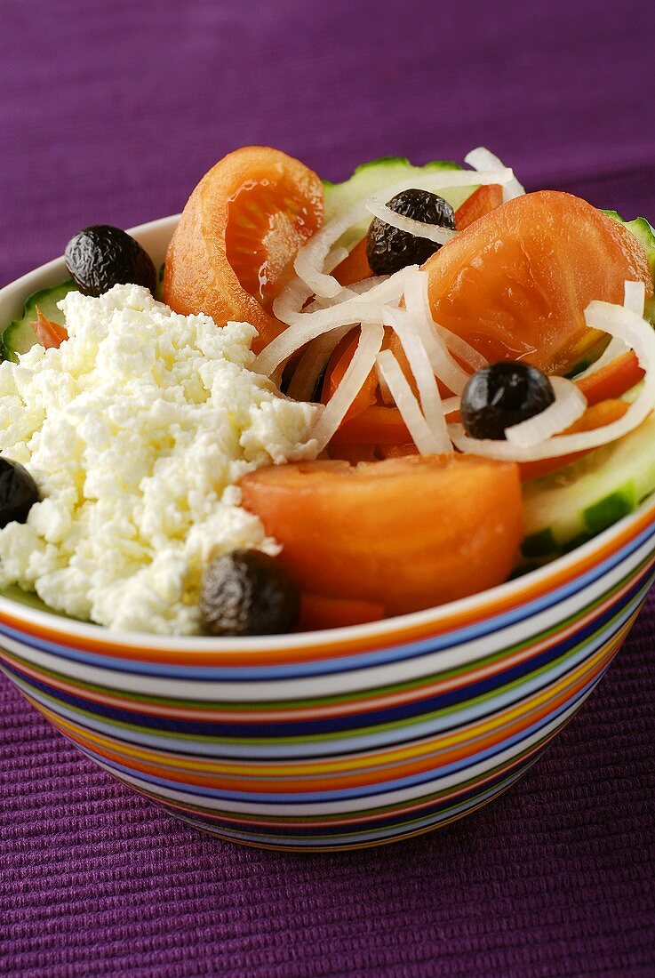 Gemüsesalat mit Schafskäse