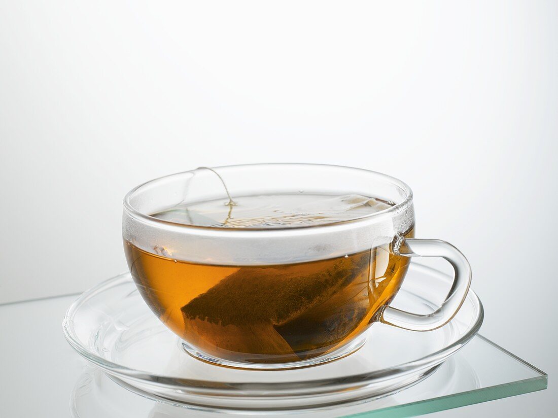 Eine Tasse Tee mit Teebeutel