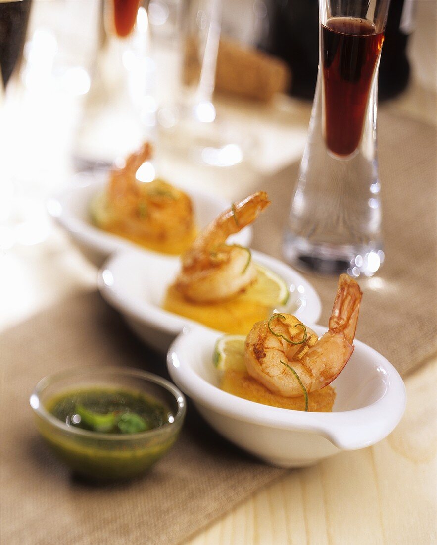 Bocconcini ai gamberi (Shrimps on polenta rounds, Italy)