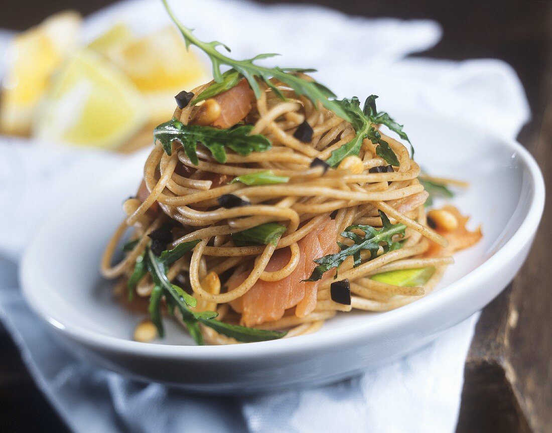 Wholemeal spaghetti with smoked salmon and rocket