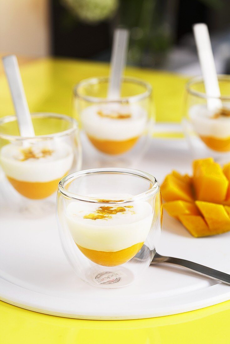 Mangopüree mit Kokoscreme und Passionsfrucht in Gläsern