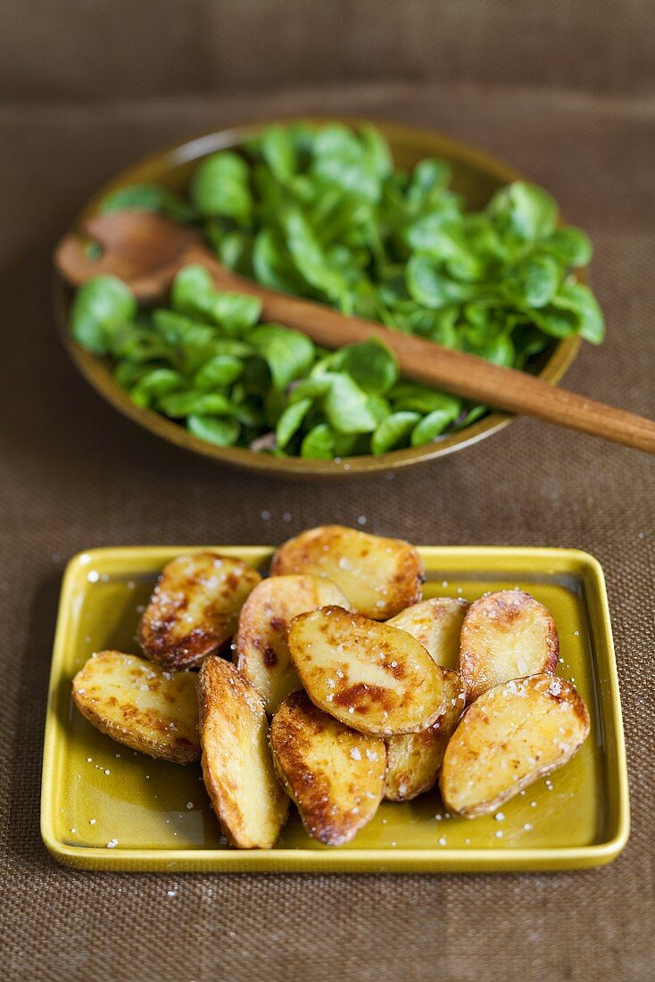 Gebackene Kartoffelhälften mit Fleur de Sel und Feldsalat