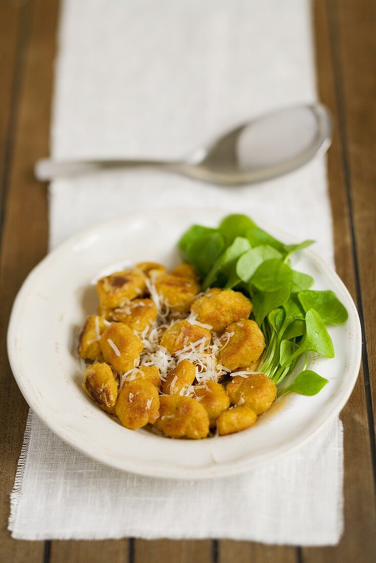 Kürbisgnocchi mit Parmesan und Portulak