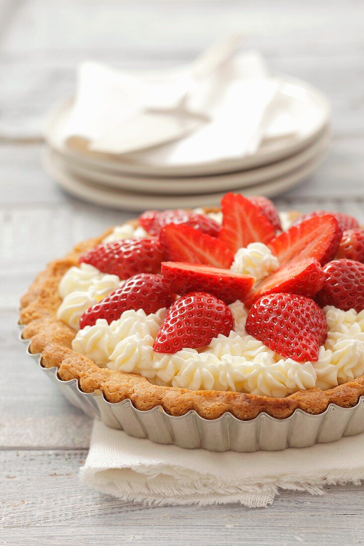 Tarte mit Schlagsahne und Erdbeeren