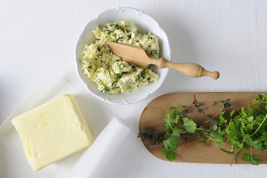 Kräuterbutter mit Zutaten