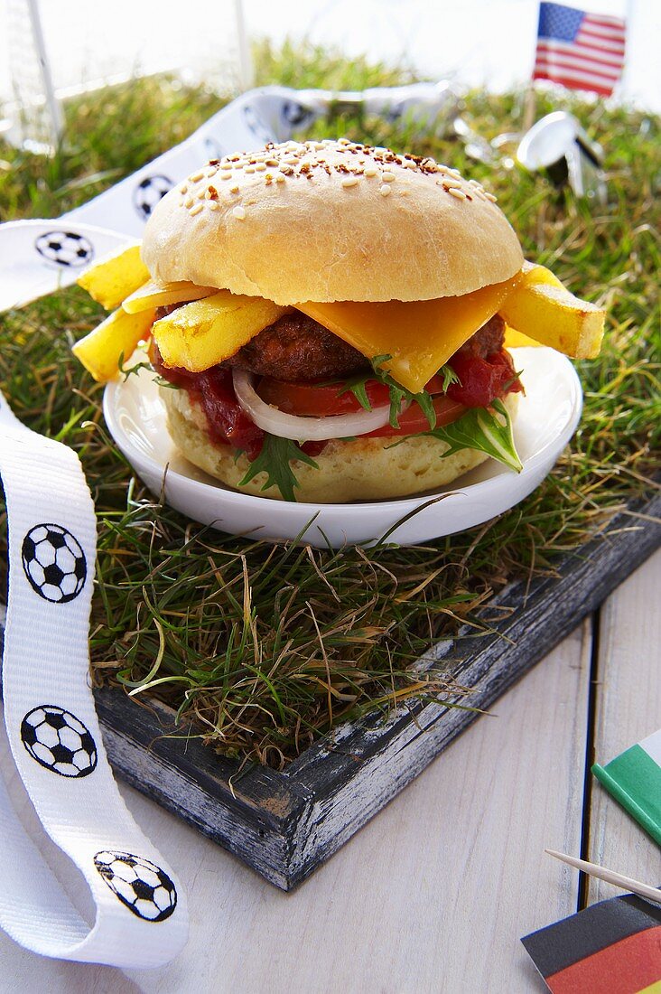 Burger mit Länderfähnchen auf kleinem Fussball-Feld