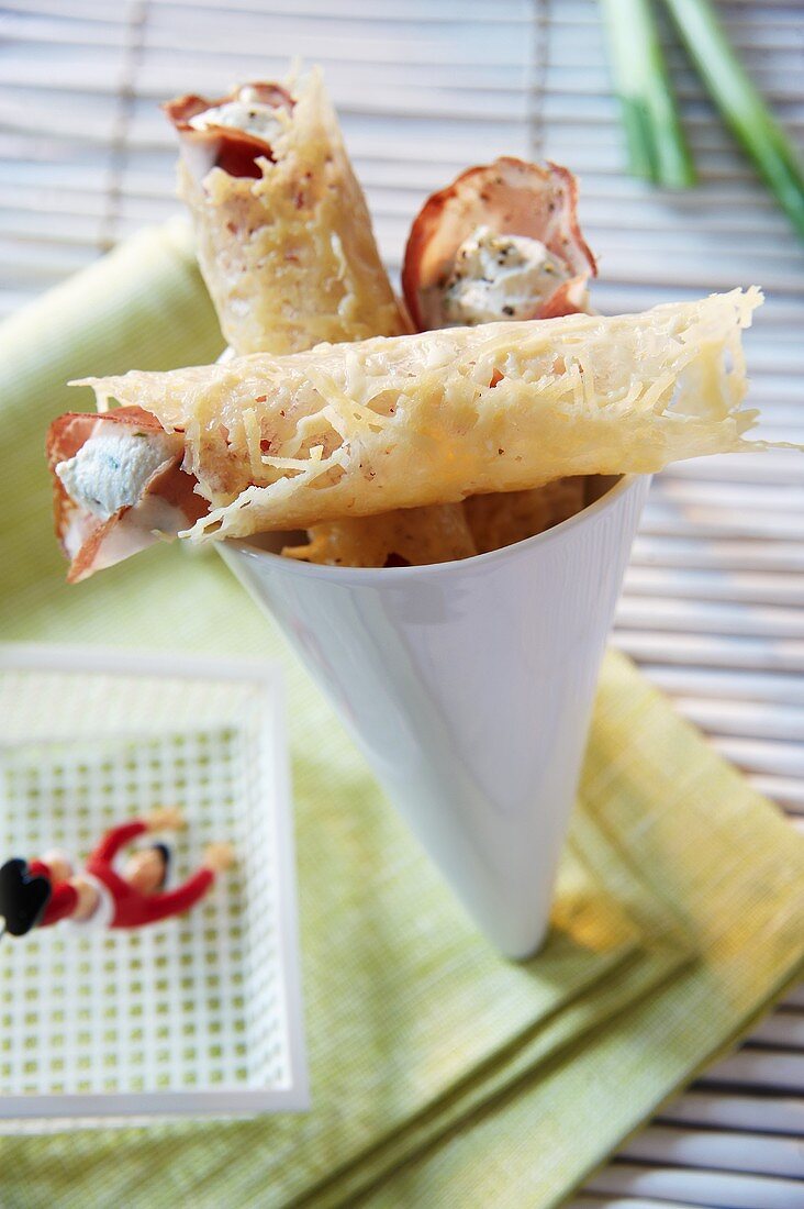 Schinken-Parmesanröllchen zum Fussbal