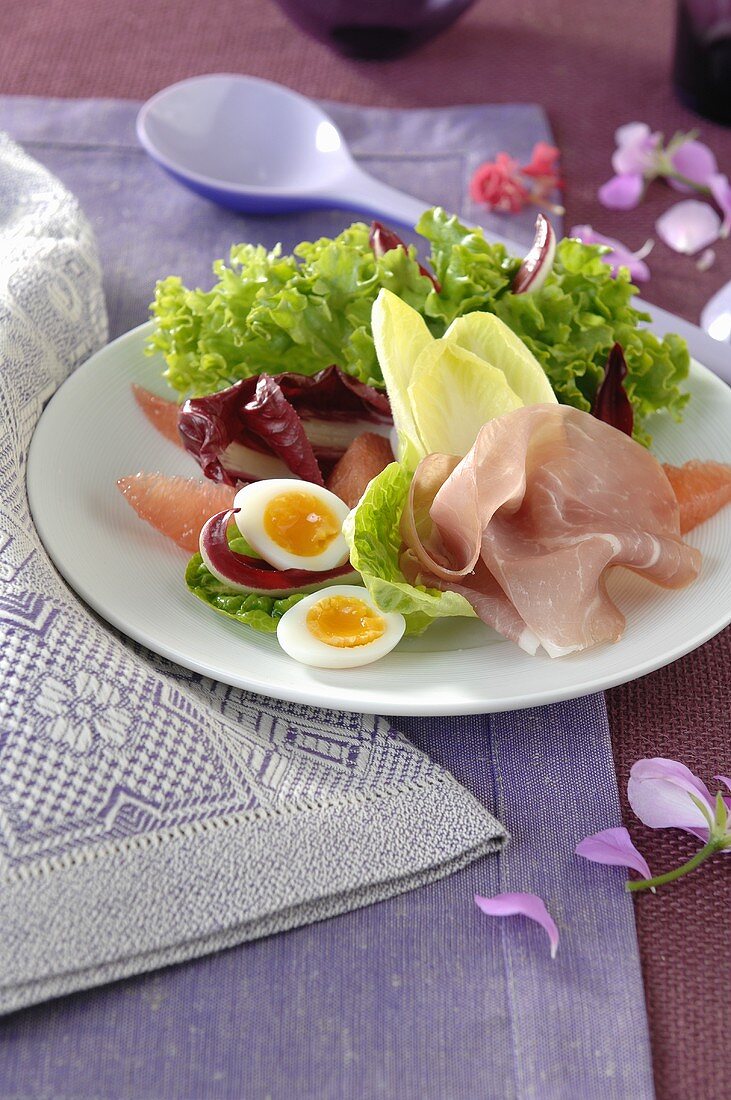Salad leaves with ham and egg