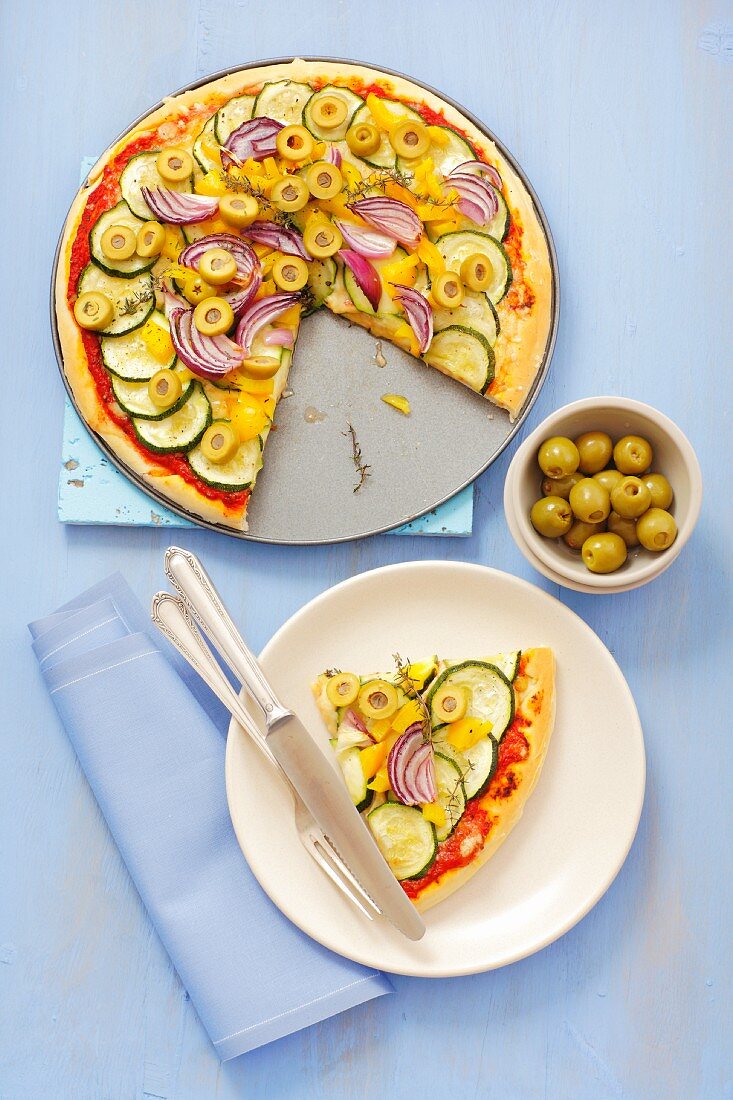 Zucchini-Pizza mit Oliven und Paprika