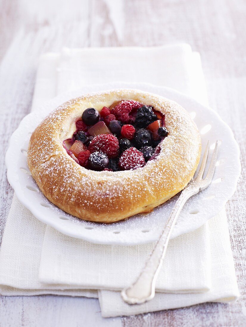 Brioche mit Beeren und Puderzucker