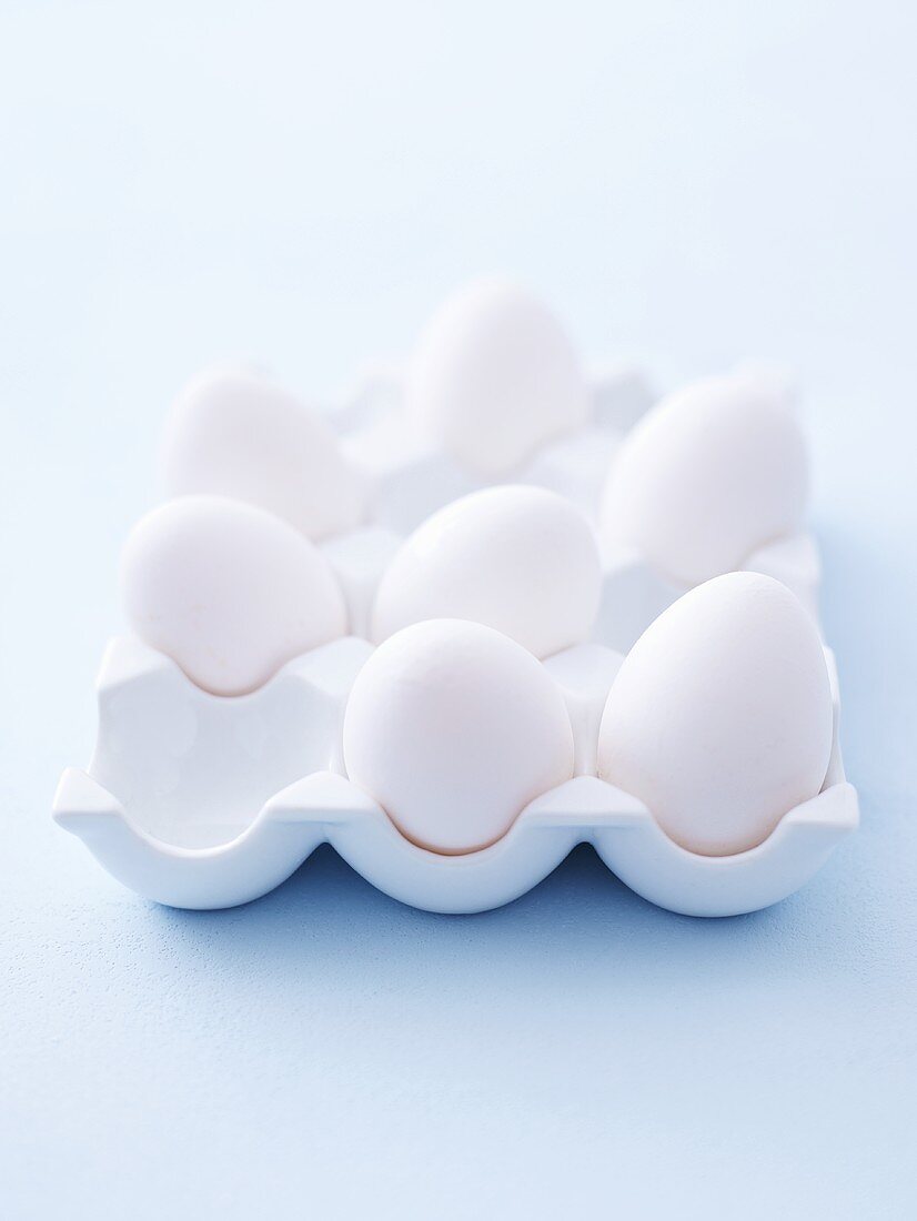weiße Eier im Behälter