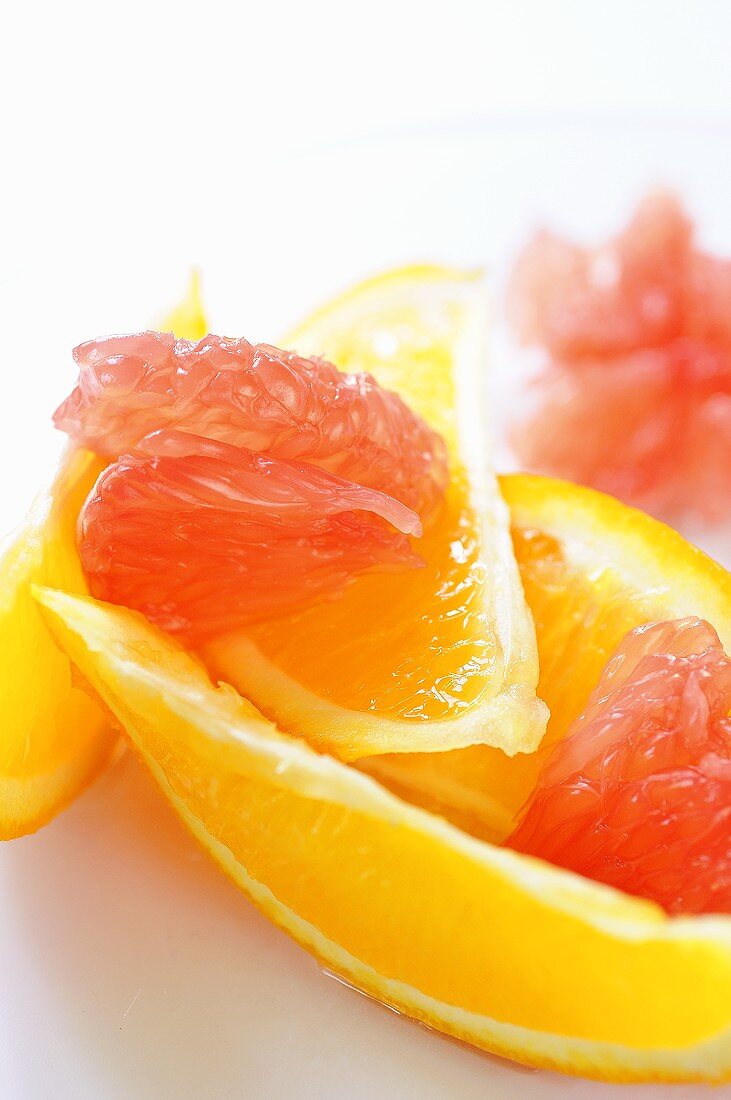 Orangenschnitze und Fruchtfleisch von rosa Grapefruit