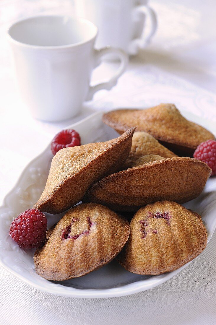 Kastanien-Madeleines mit Himbeeren