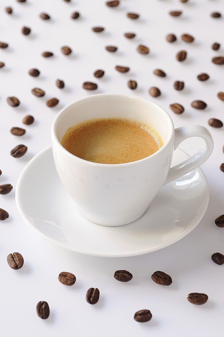 Espressotasse und Kaffeebohnen