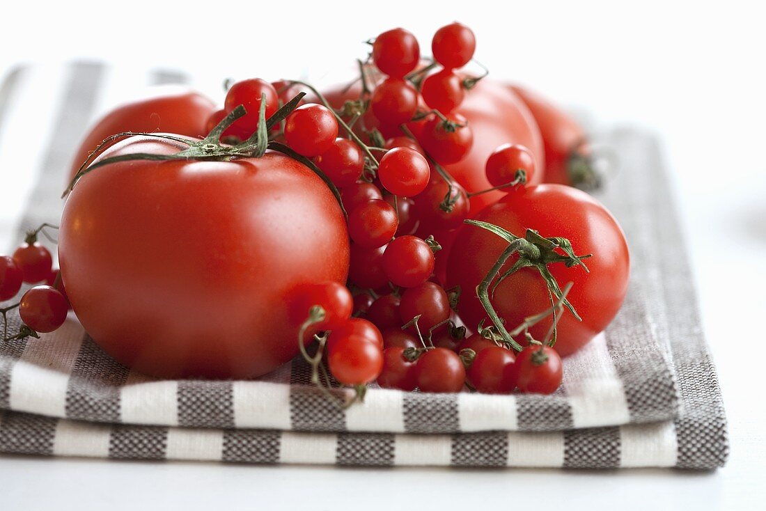 Various types of tomatoes on tea towel