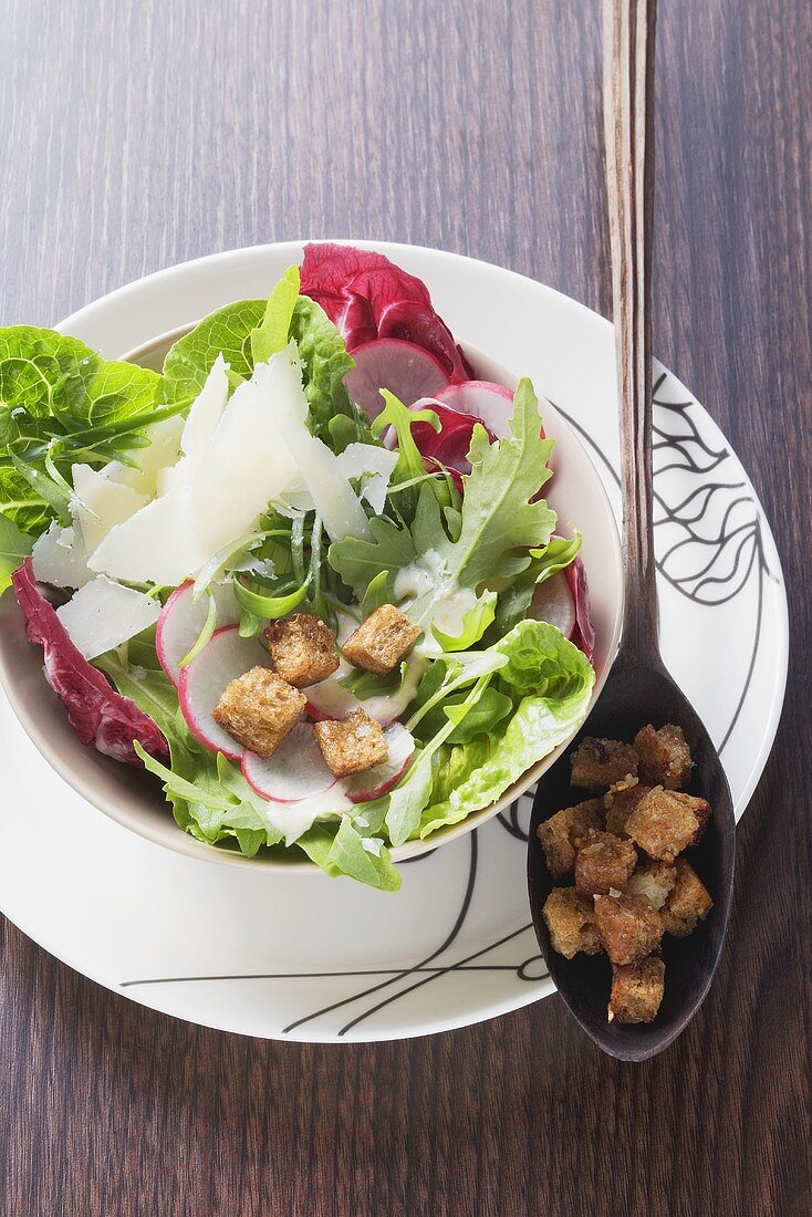 Salad with garlic croutons