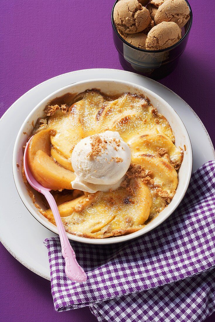 Peach gratin with amarettini and vanilla ice cream