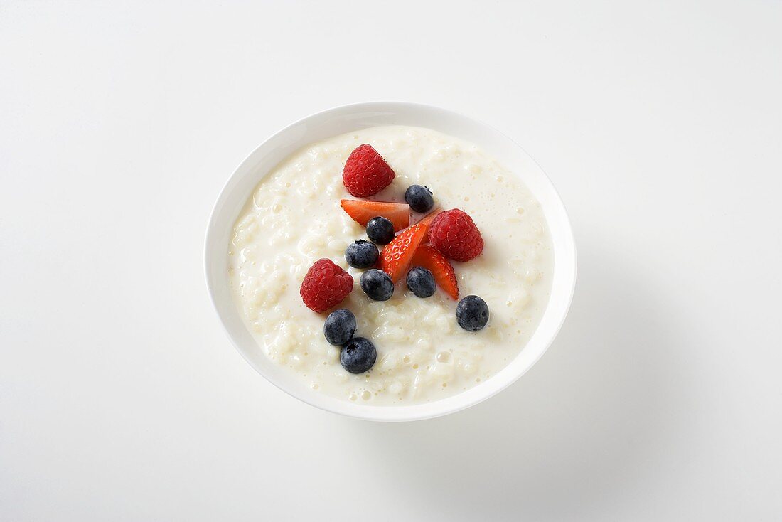 Rice pudding with cinnamon and berries