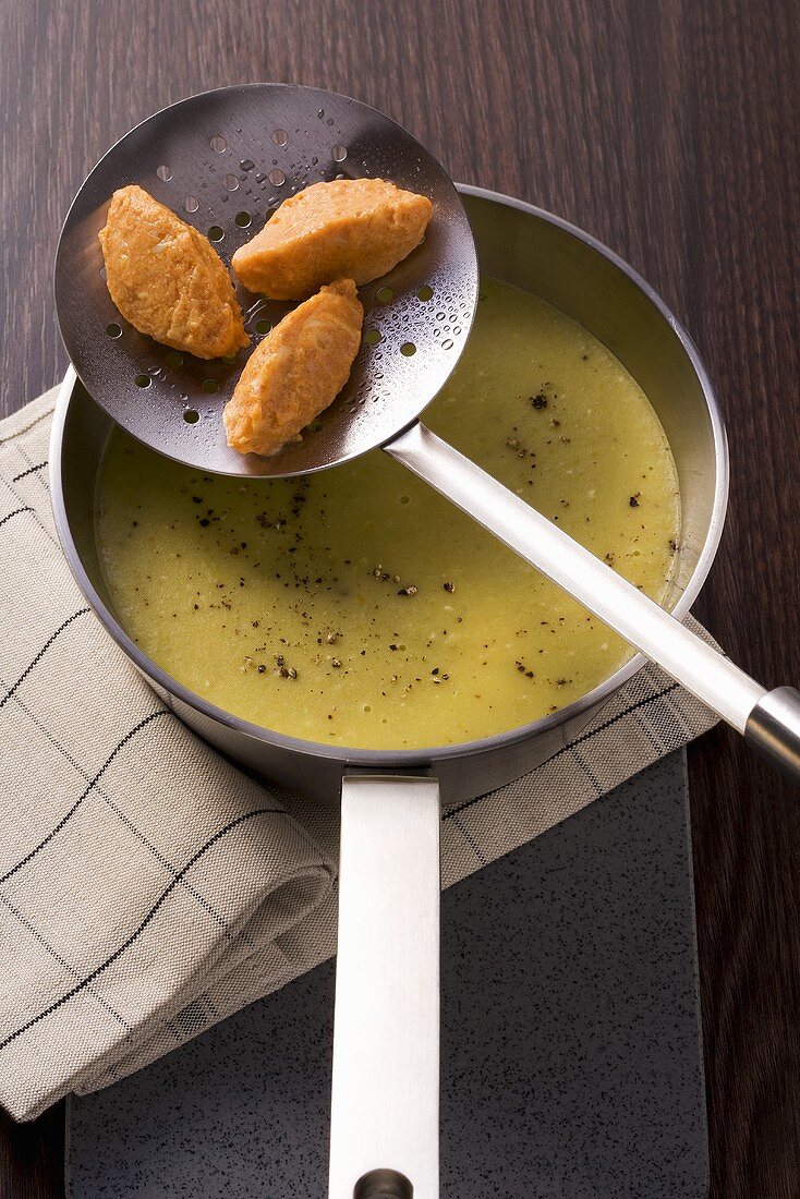 Erbsensuppe mit Paprikaklösschen