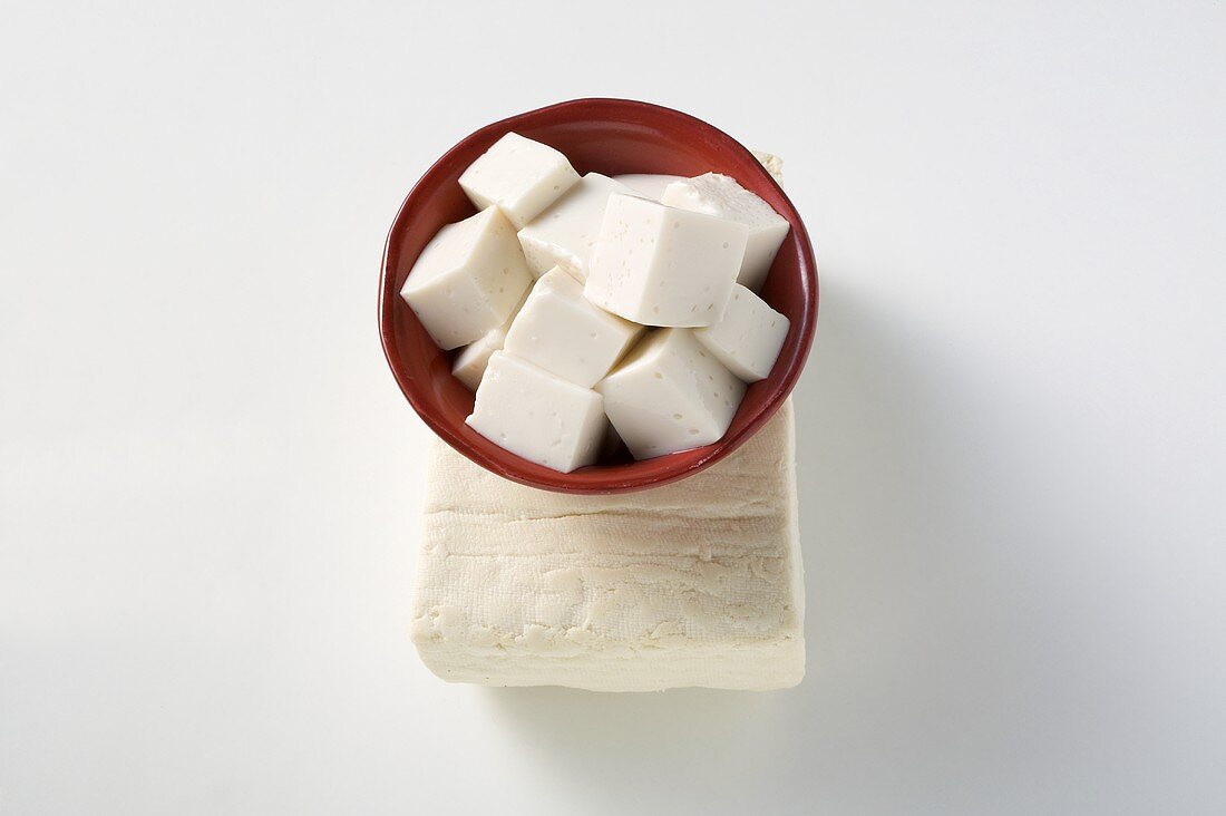Tofuwürfel in einer Schale
