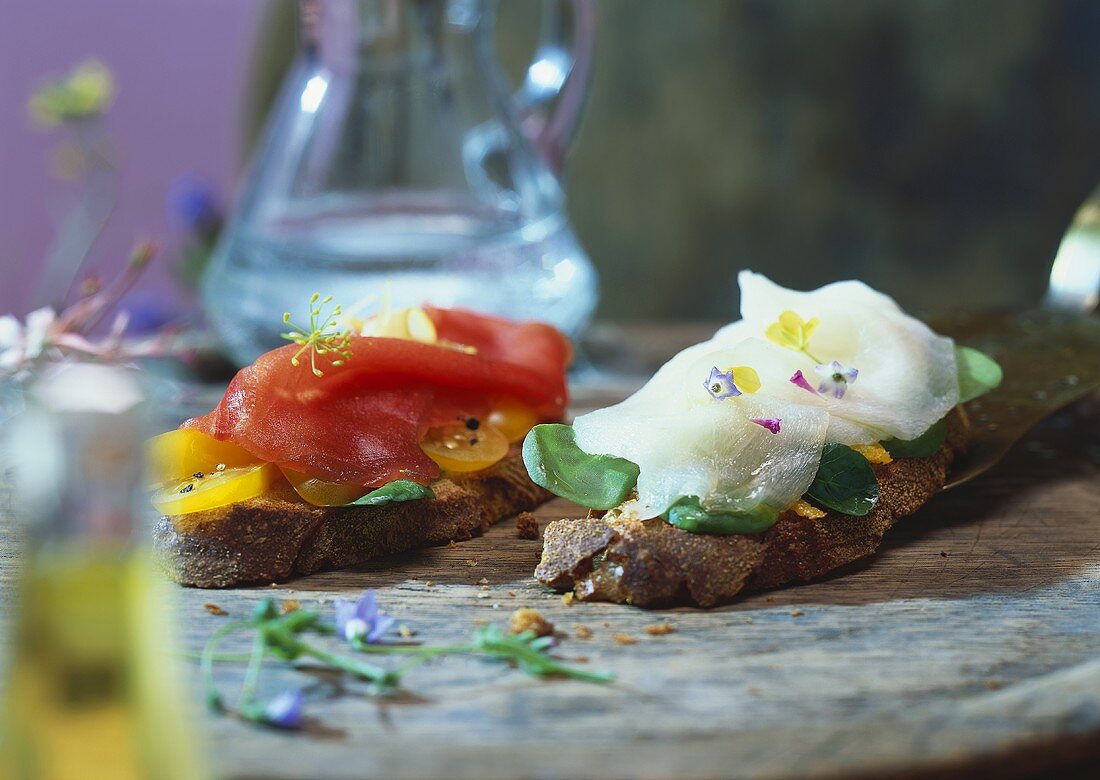 Geröstete Brotscheiben mit Wolfsbarsch- & Thunfischcarpaccio