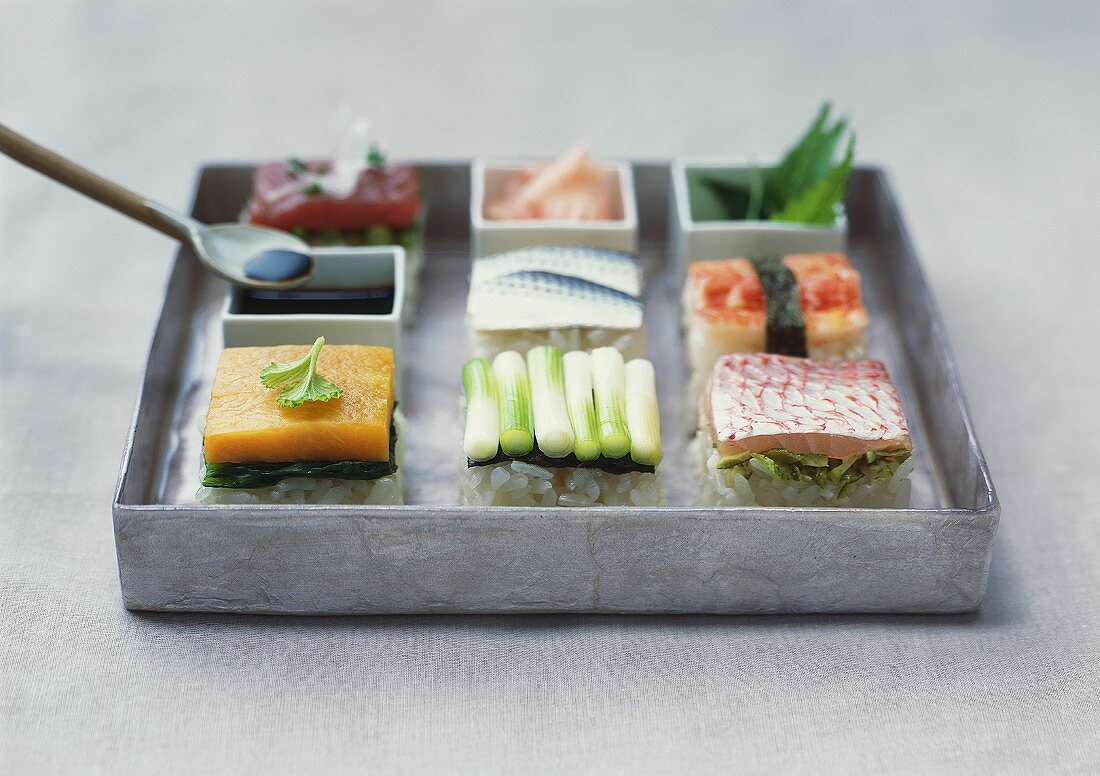 Sushi-Variationen mit Fisch und Frühlingszwiebeln & Sojasauce