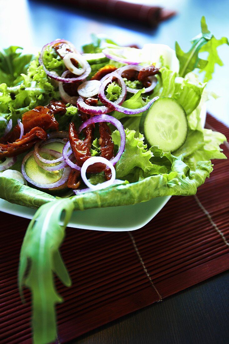 Gemischter Salat mit getrockneten Tomaten