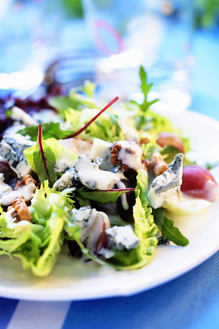 Mixed salad leaves with Gorgonzola and walnuts