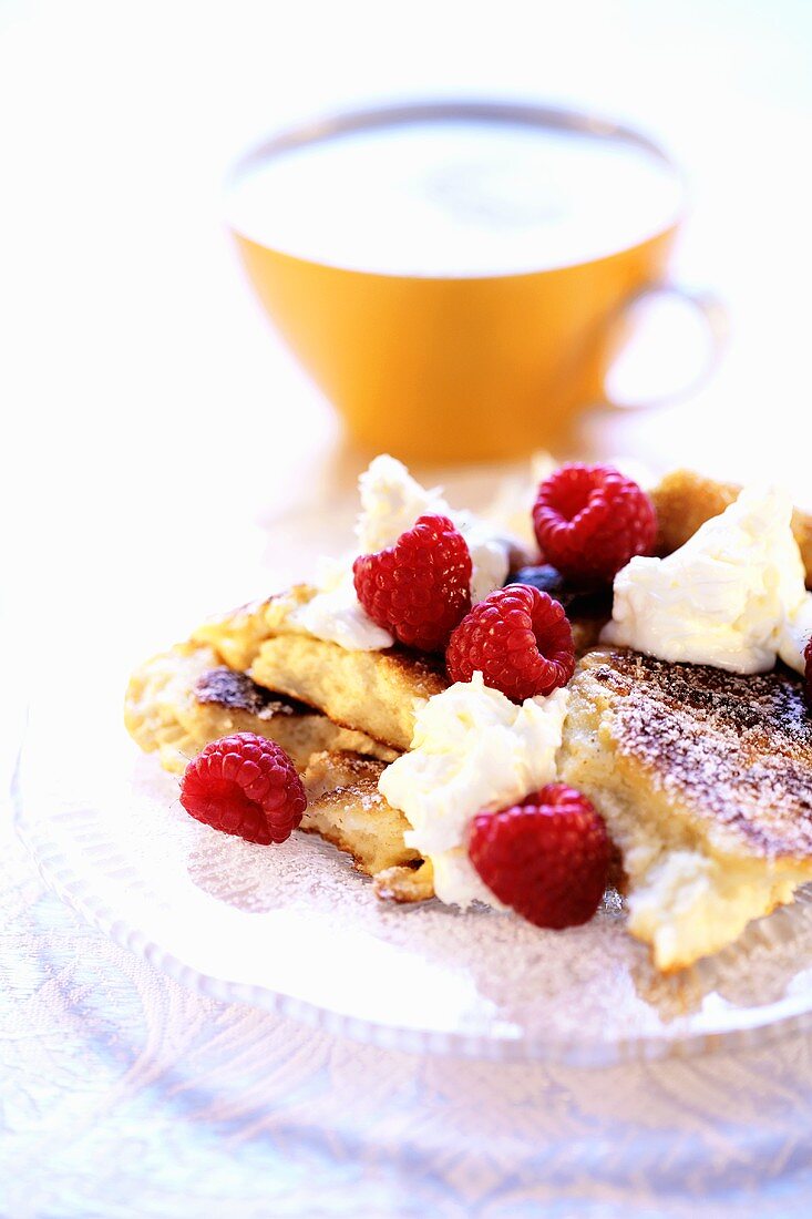 Omelett mit Himbeeren und Sahne