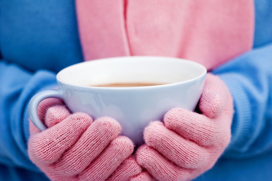 Hände halten eine Tasse heiße Schokolade