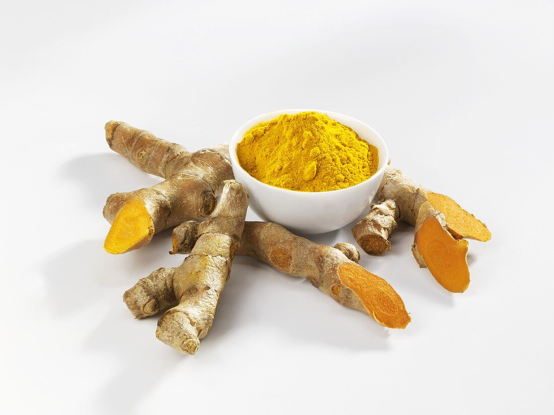 Turmeric roots and powder