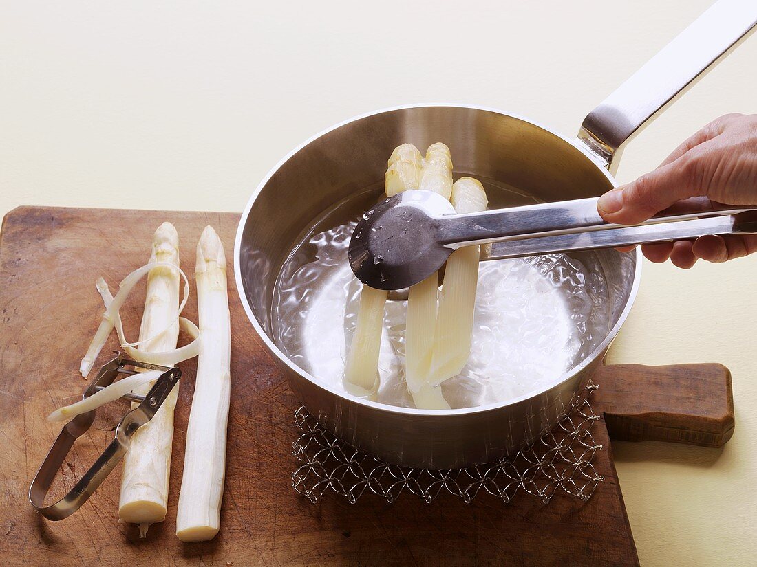 Blanching white asparagus spears