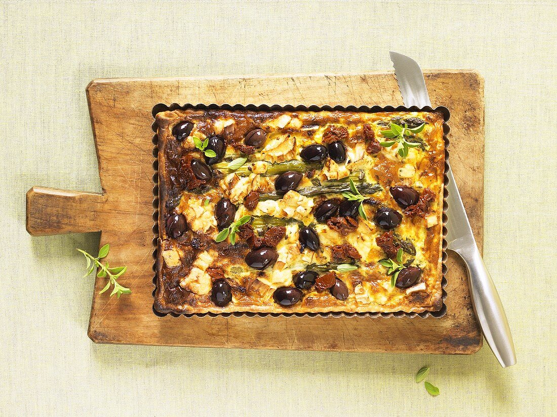Asparagus tart with goat's cheese, olives & dried tomatoes