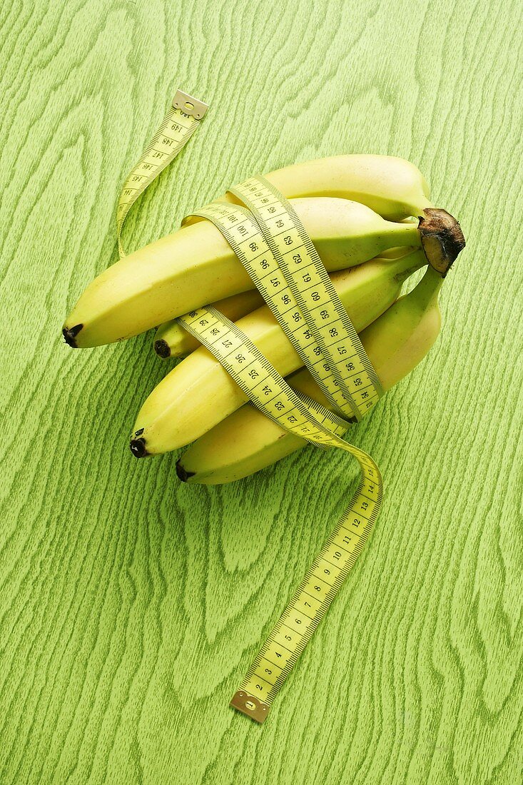 Bananenstaude mit einem Massband