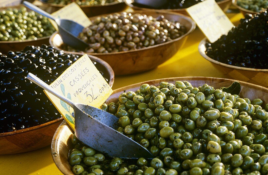 Eingelegte Oliven auf einem Markt in der Provence